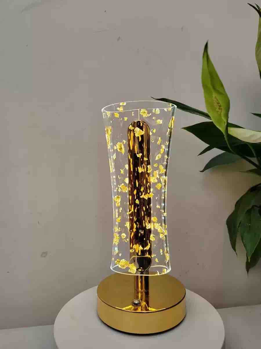 Dekorativna stolna lampa sa staklenim sjenilom i zlatnim postoljem
