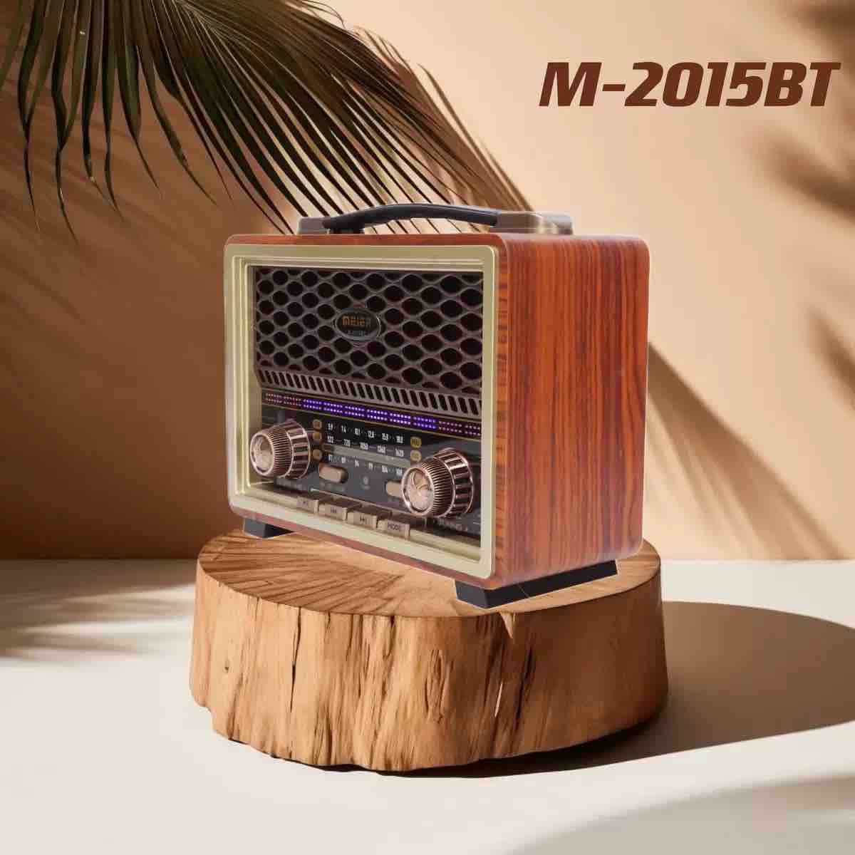 Retro stolni radio sa drvenim izgledom i prenosivom ručkom