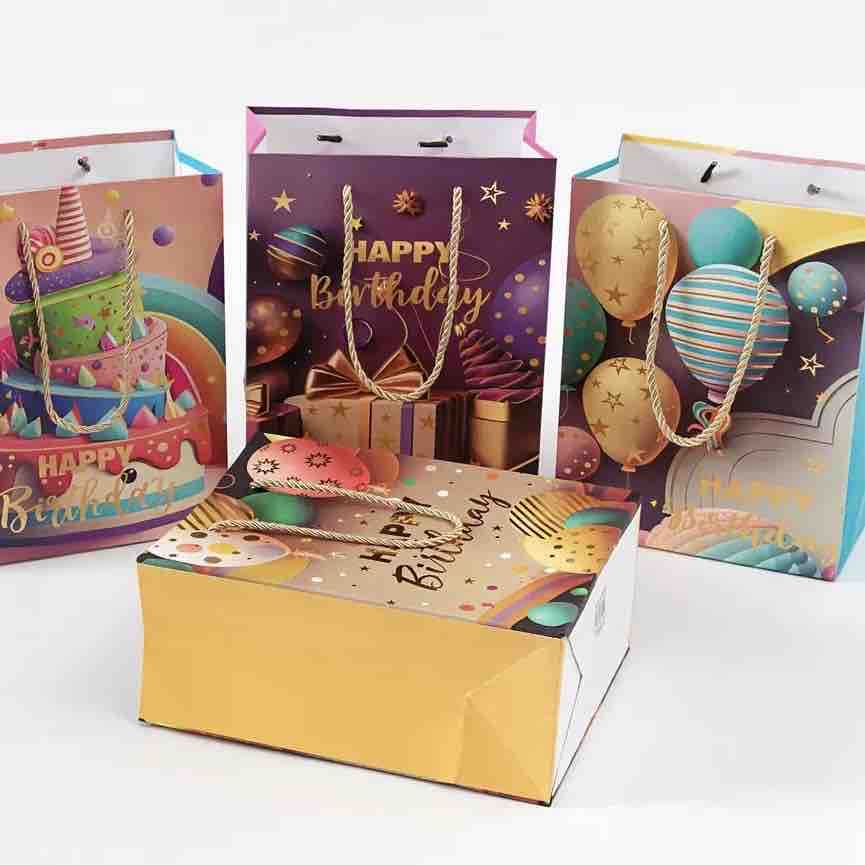 Set ukrasnih poklon kesa 12/1 — rođendanski dezen, ukrupno
