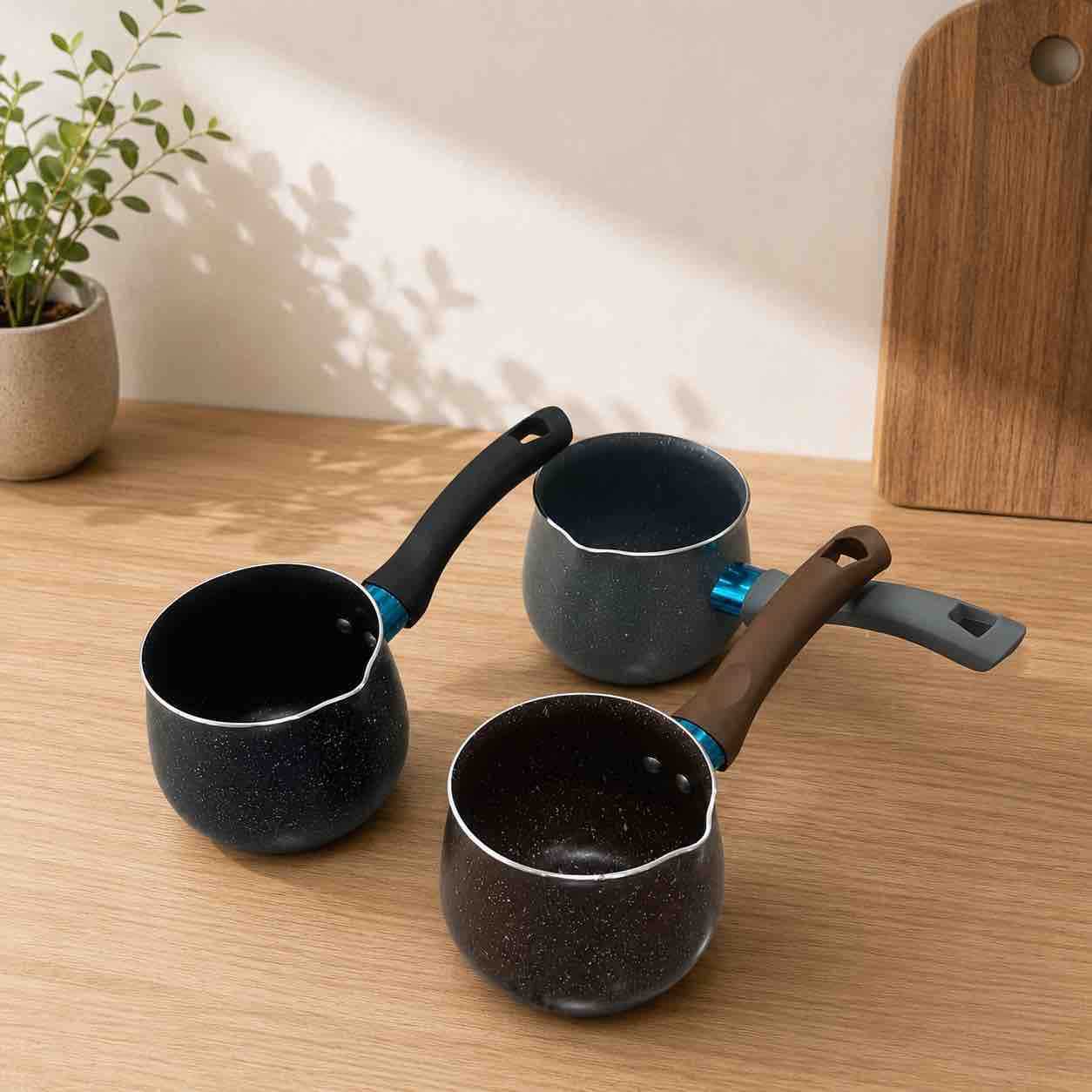 Mala džezva/čašica za kuhanje kafe i mlijeka s dugom drškom