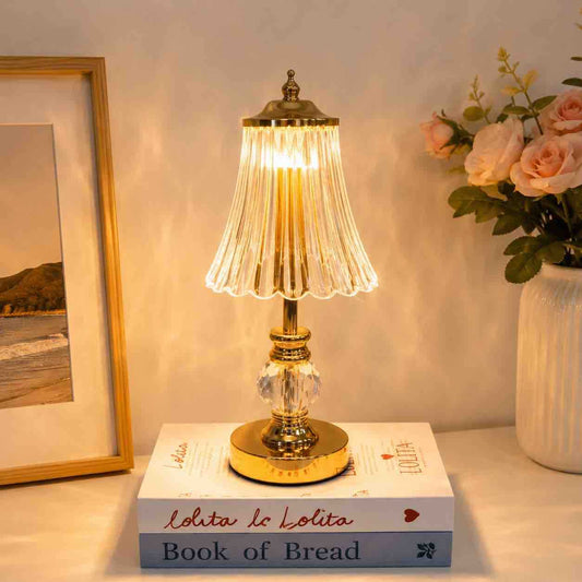 Dekorativna stona lampa sa staklenim abažurom i zlatnim postoljem