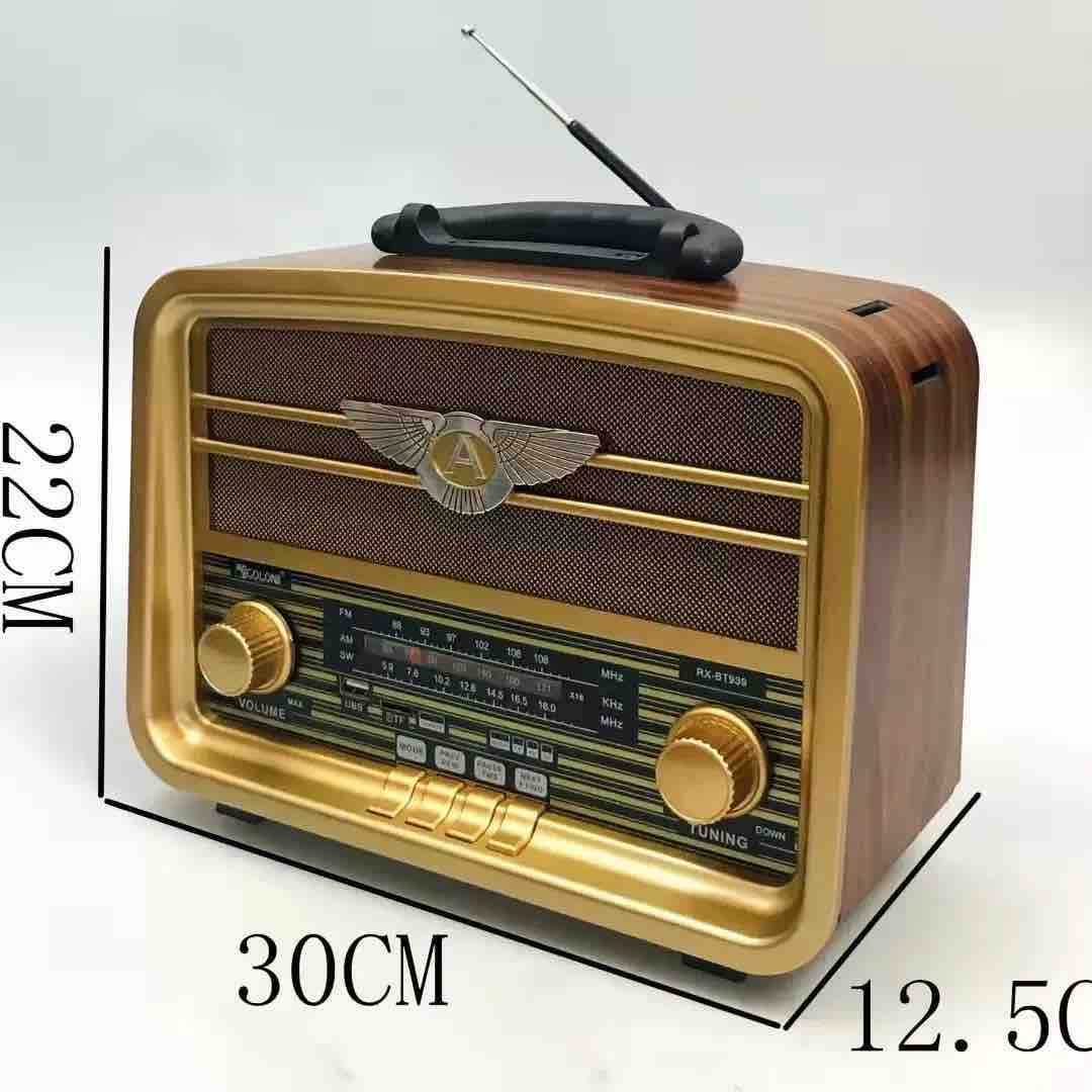 Retro stolni radio sa ručkom i teleskopskom antenom