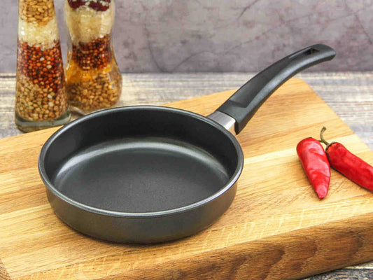 Mala tava 16 cm s dugom ručkom