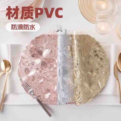Okrogli PVC podmetač s reljefnim cvjetnim dezenom