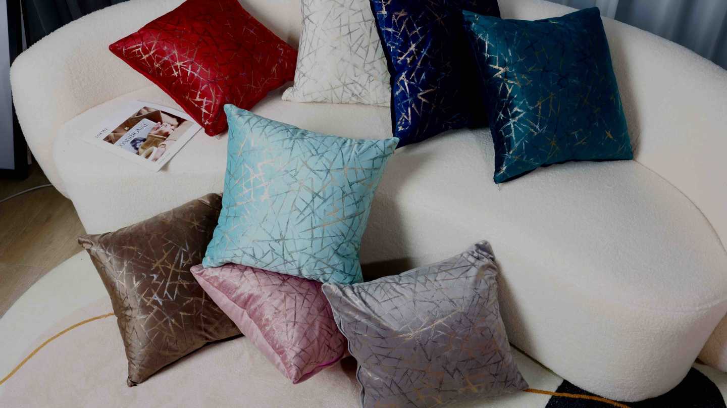 Dekorativna jastučnica 45x45 cm sa zlatnim pukotinama