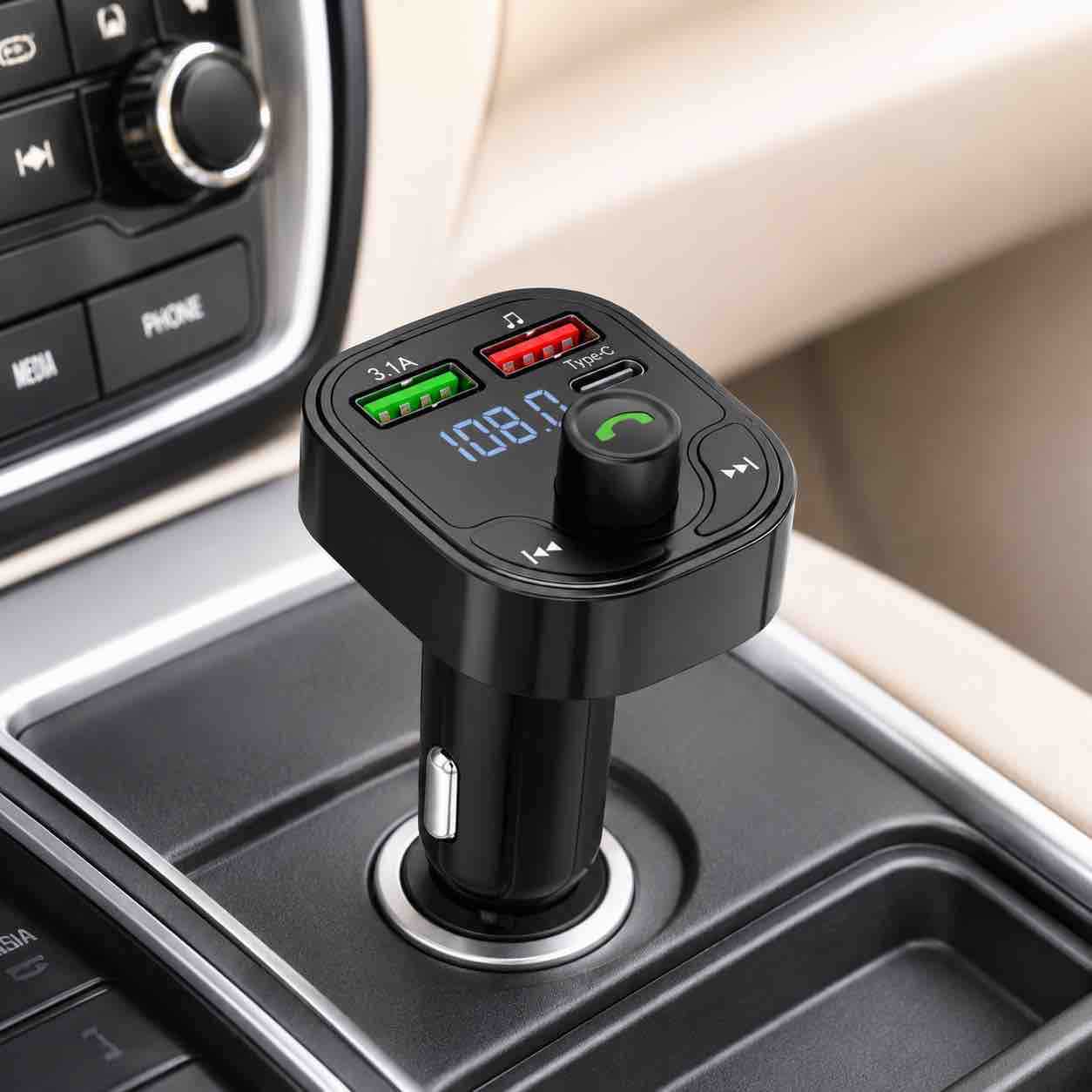 FM transmitter za auto s handsfree pozivima i 2x USB (uključujući Type-C)