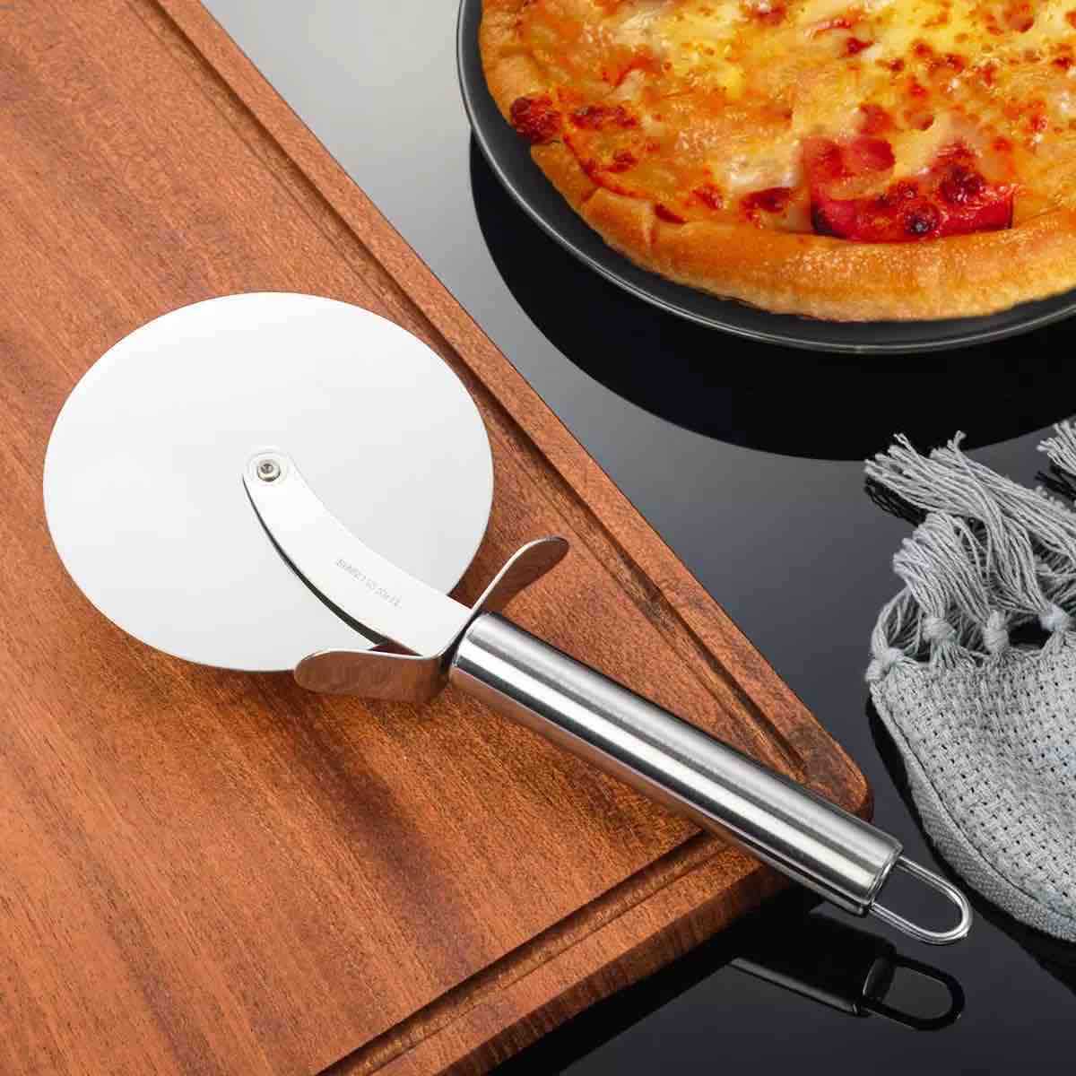 Pizza rezač s okruglim sečivom i ergonomskom drškom
