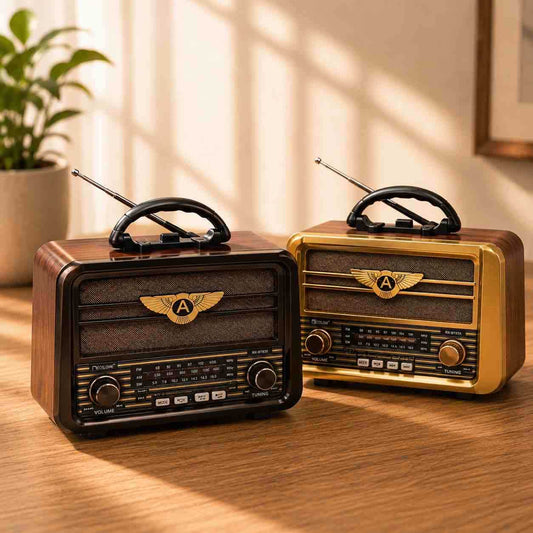 Retro stolni radio sa ručkom i teleskopskom antenom