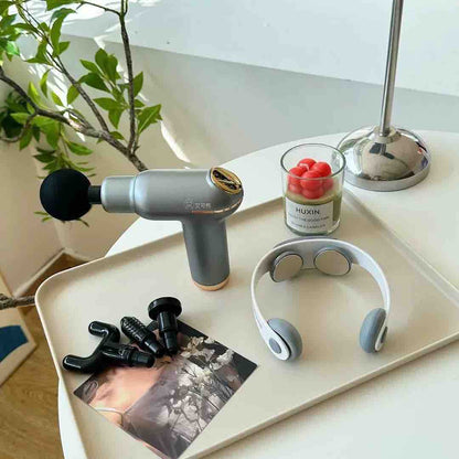 Ručno perkusivno masažno oruđe (massage gun) sa setom nastavaka