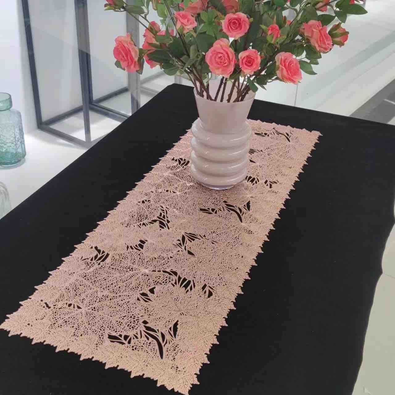 Čipkani stolni trkač 33x92 cm – dekorativni runner