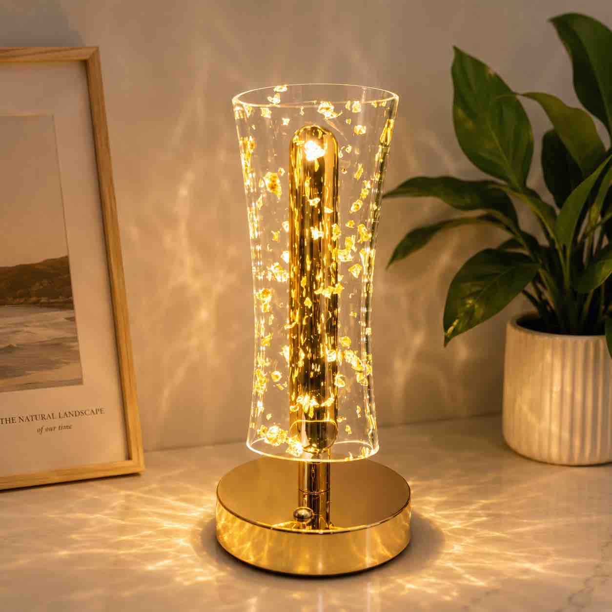 Dekorativna stolna lampa sa staklenim sjenilom i zlatnim postoljem